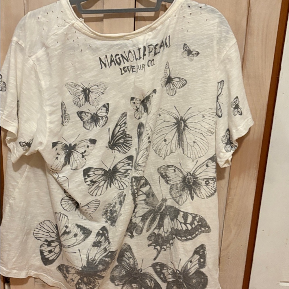 Magnolia Pearl Boundless Butterfly tee in tru - Picture 3 of 3